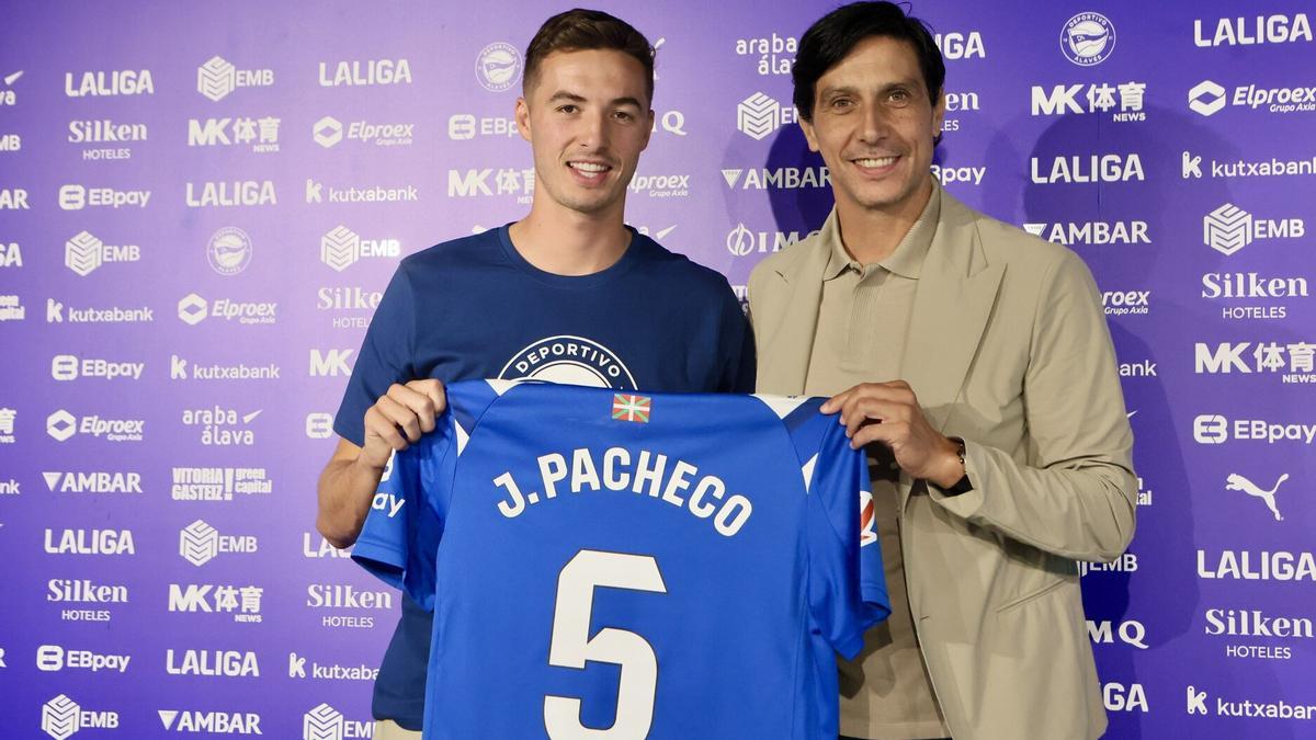 Sergio Fernández posa junto a Jon Pacheco en la presentación del nuevo futbolista albiazul.