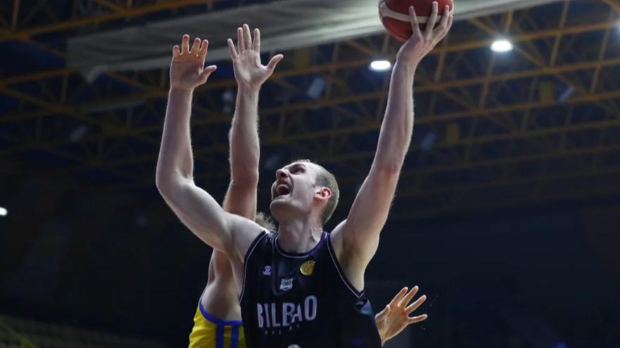 El Surne Bilbao pone más de pie y medio en la final de la FIBA Europe Cup a triplazo limpio (81-98)