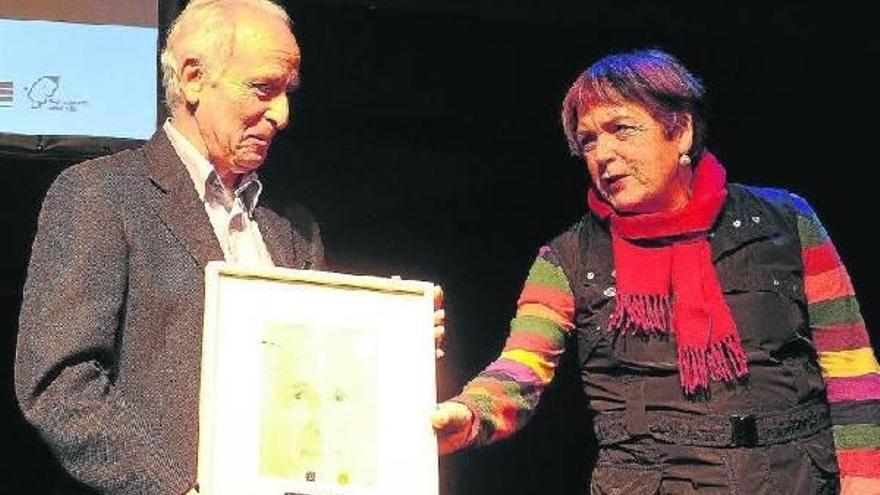 El mundo del libro rinde tributo en Donostia al pensador Joxe Auzmendi
