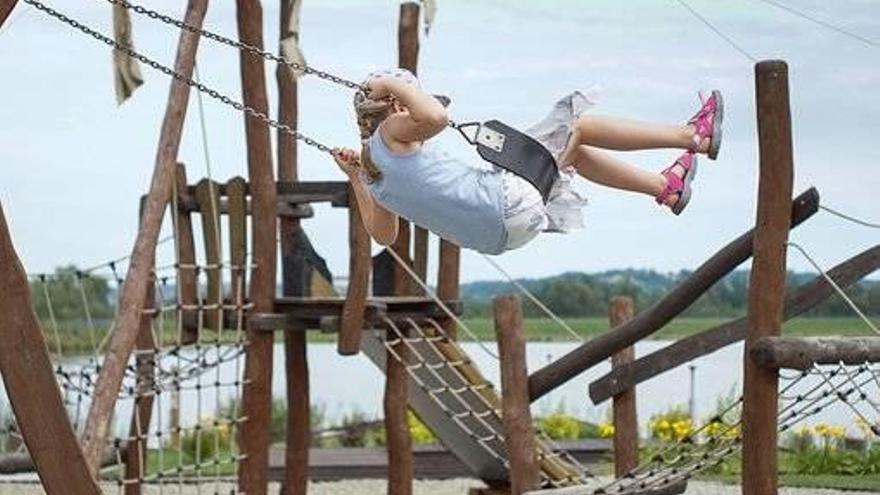 Imagen de una niña jugando en un parque.