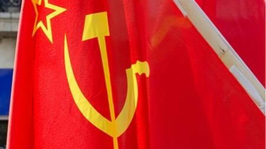 Una bandera comunista con la hoz y el martillo