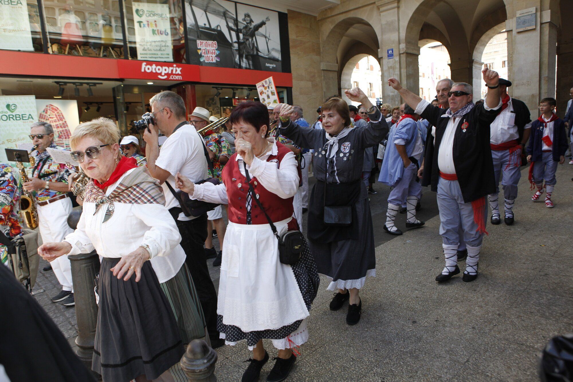 Los blusas y neskas veteranos ya disfrutan de su día en La Blanca