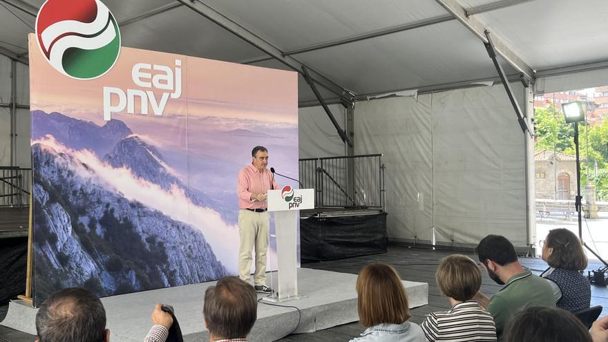 Esteban pide a Otegi "menos antifascismo de mitin y antifascismo de país"