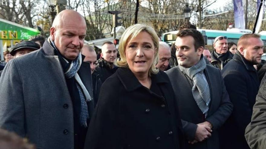 Marine Le Pen y el vicepresidente del FN Florian Philippot (dcha.) en una imagen de archivo.