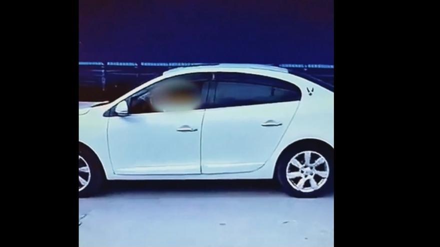 Deja que su hijo de diez años conduzca su coche y lo publica en redes sociales