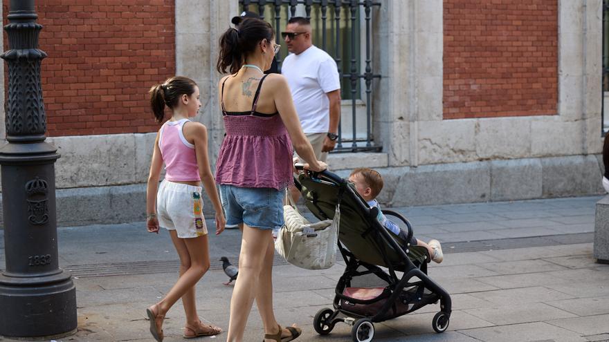 Las mujeres dedican tres veces más tiempo a cuidados que los hombres
