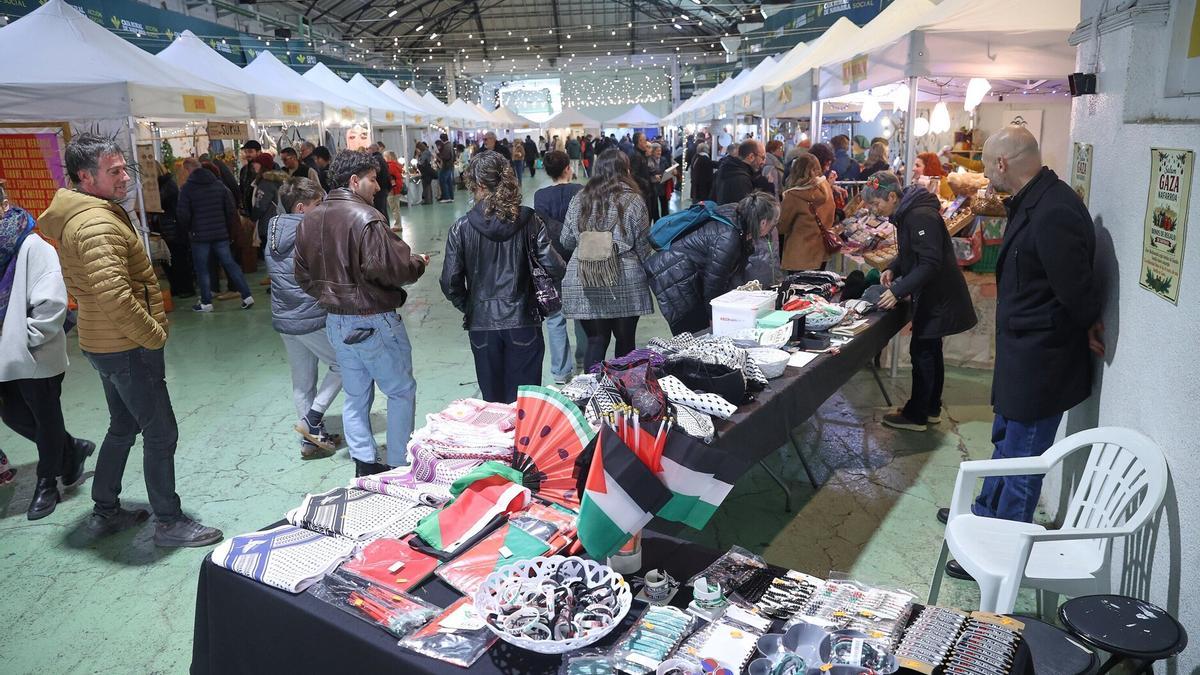 Charo Elcuaz e Iñaki Iriarte, voluntarios, atienden al público tras el mostrador de la ONG.