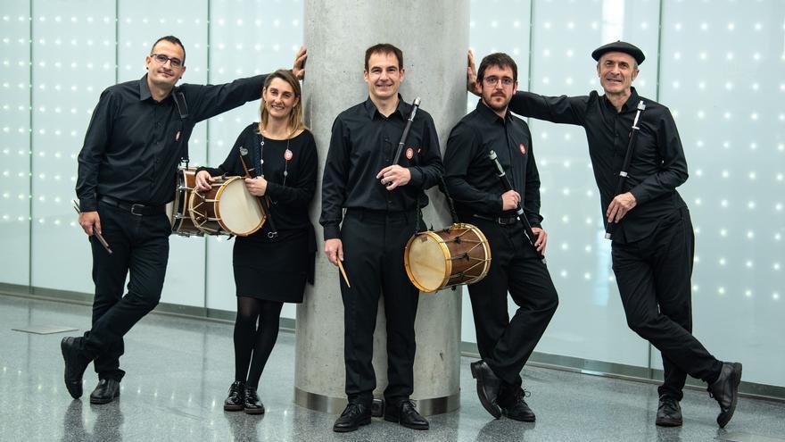 La Banda de Txistularis de Bilbao invita al público a cantar