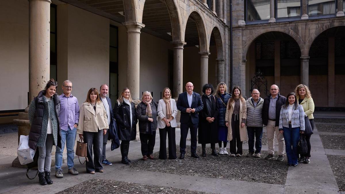 El consejero Gimeno junto a representantes de las entidades que se suman al programa Tiempo Fuera