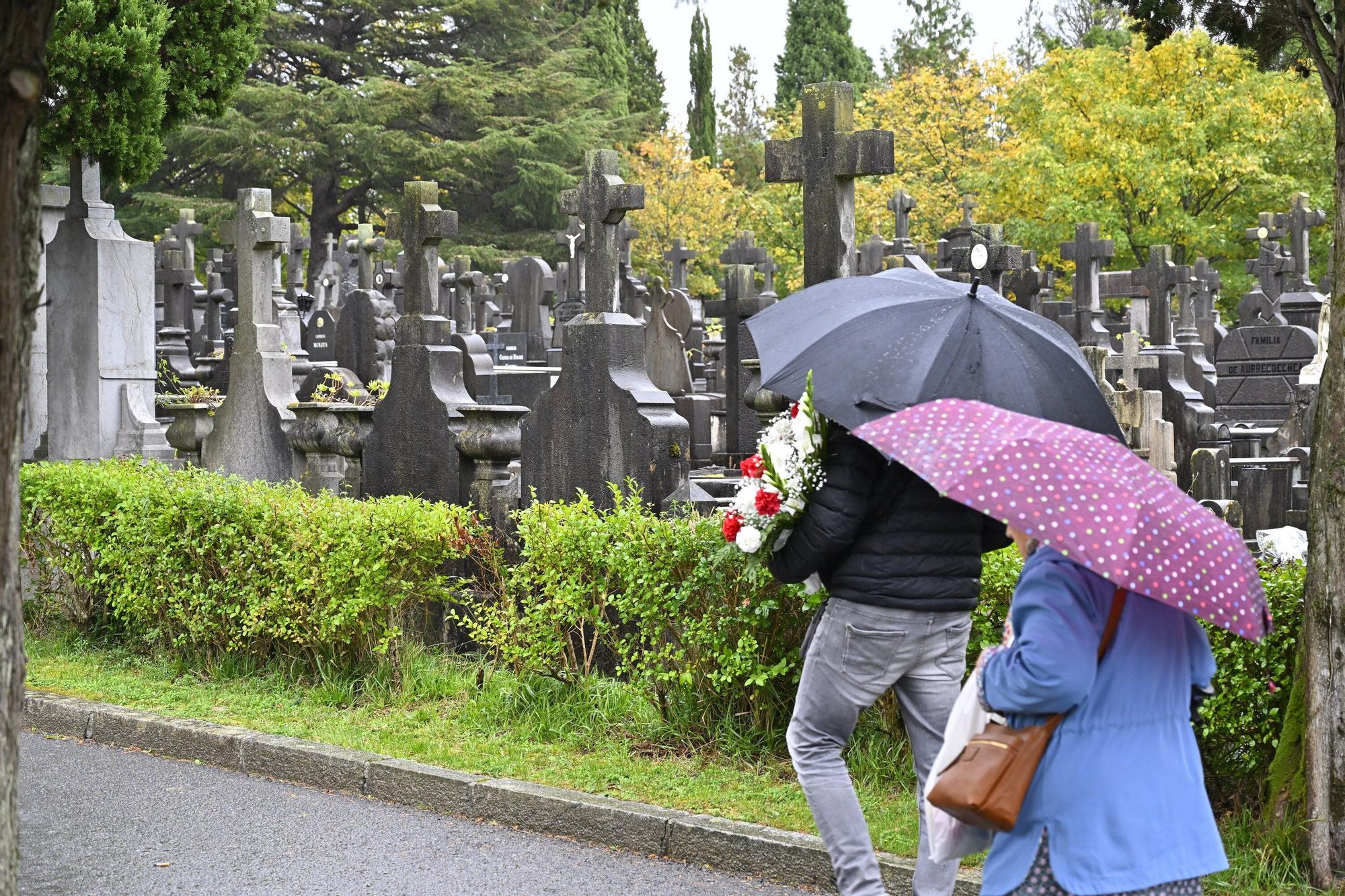 En imágenes: así se vive el día de Todos los Santos en el cementerio de Bilbao