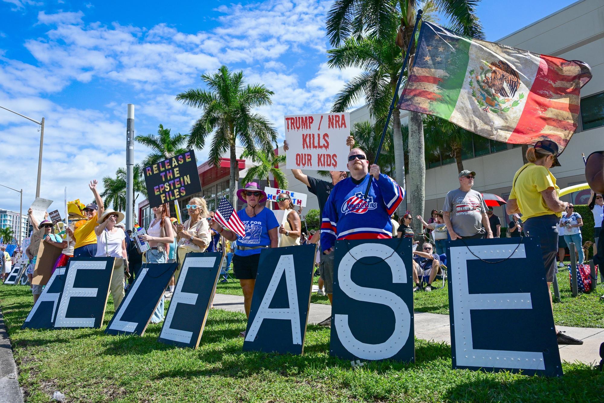Miles de estadounidenses protestan contra Trump: "No queremos reyes"