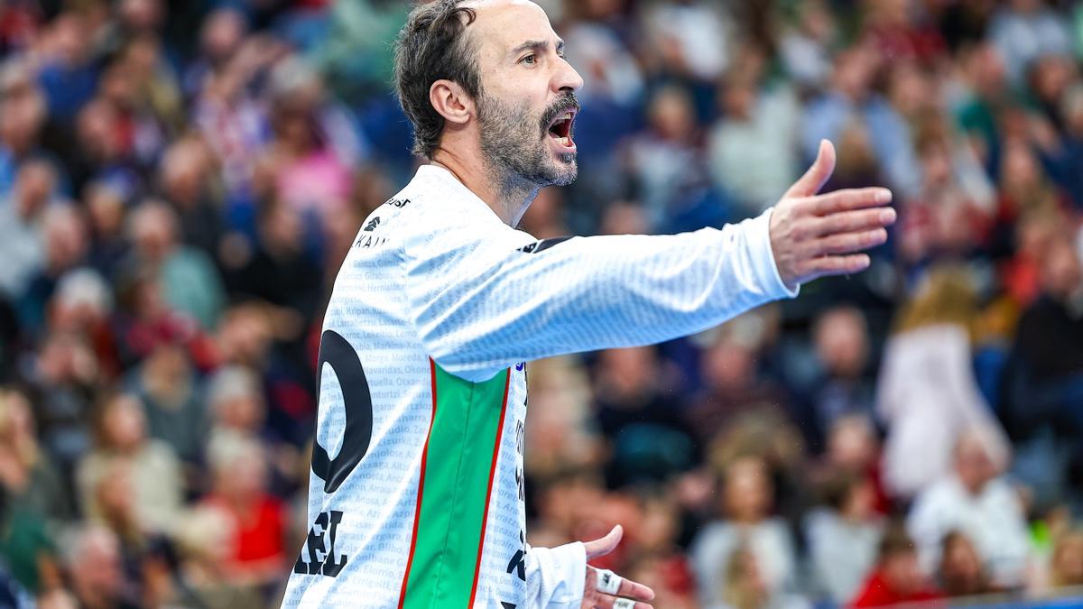 El portero del Irudek Bidasoa Irun Leo Maciel, en el partido ante Flensburg en el Campushalle