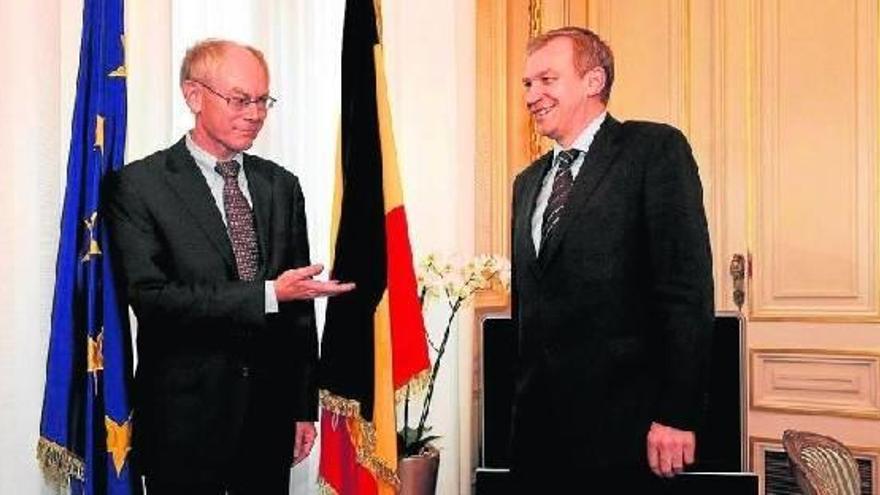 Van Rompuy, presidente del Consejo de Europa, saluda a su compatriota Yves Leterme, presidente de turno de la Unión Europea.
