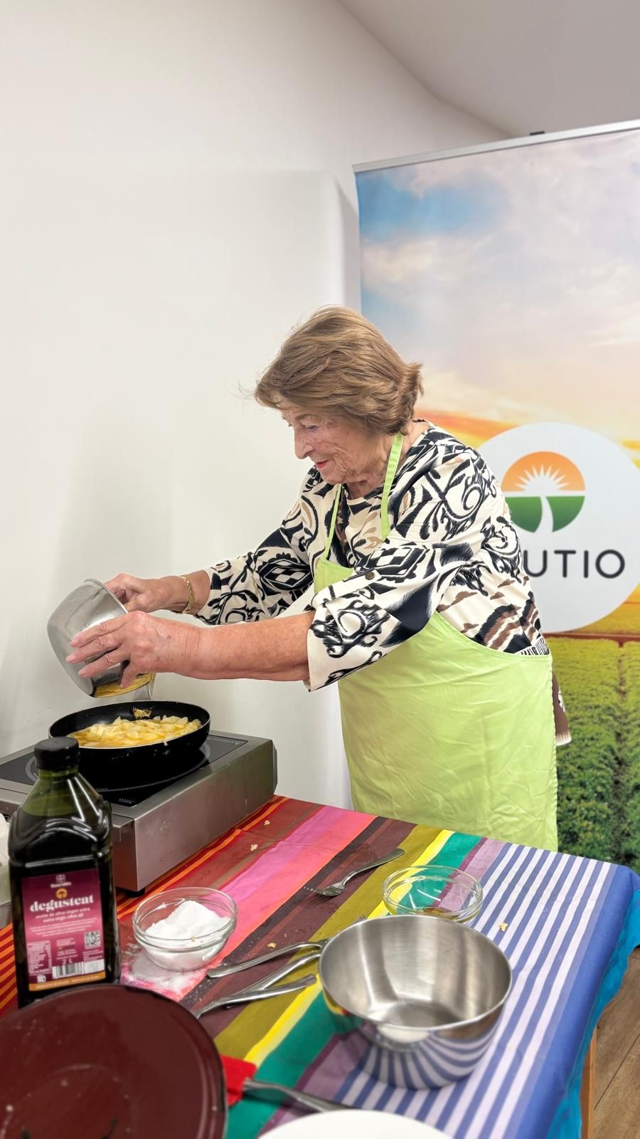 En imágenes: Una tarde de historias, cariño y tortillas con los mayores de Vitoria