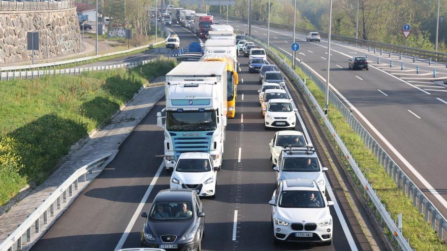 Accidente múltiple en la variante de Donostia tras la salida de calzada de un turismo