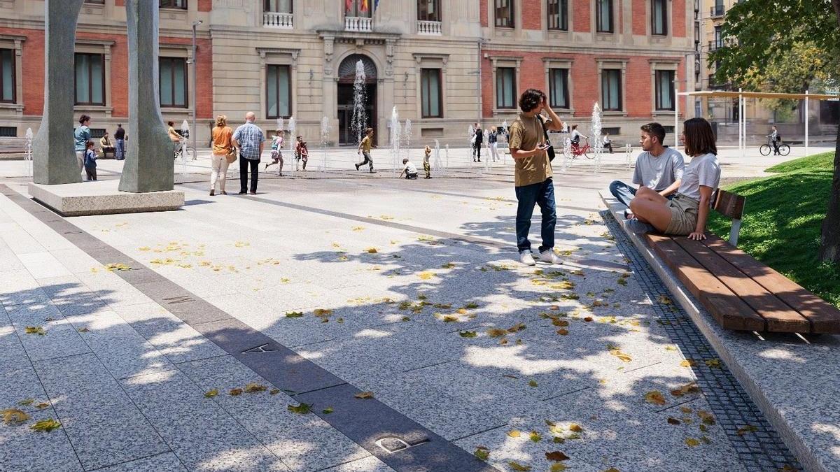 Esculturas de Oteiza y el nombre de Pamplona en el suelo, en el proyecto ‘Isolíneas’.
