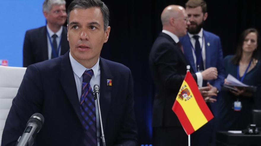 El satánico Pedro Sánchez y la bandera española al revés