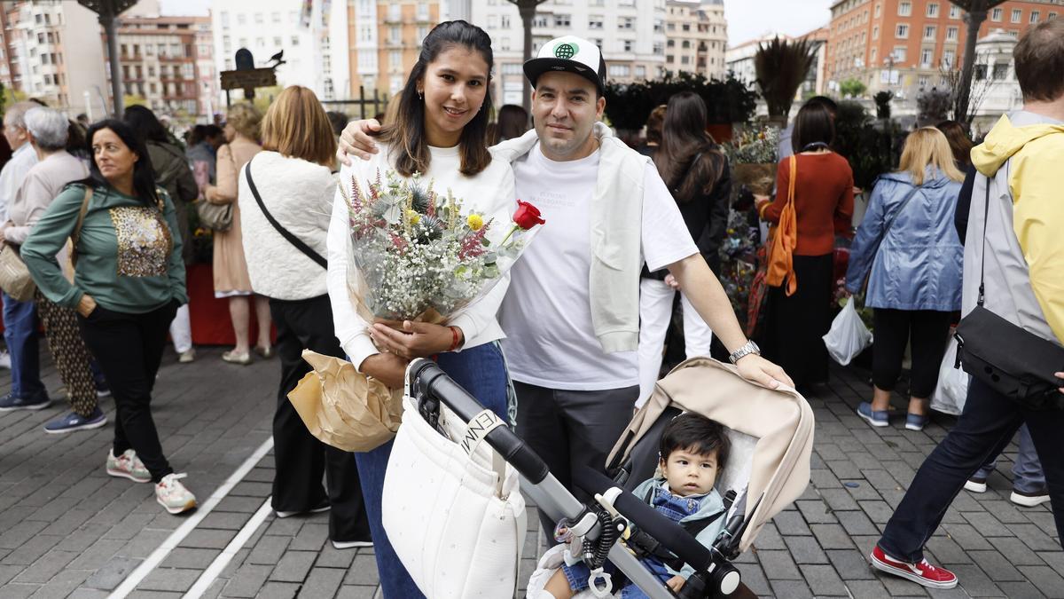Elvira, Iván e Izan han adquirido un ramo de flores secas, las estrellas del mercado.