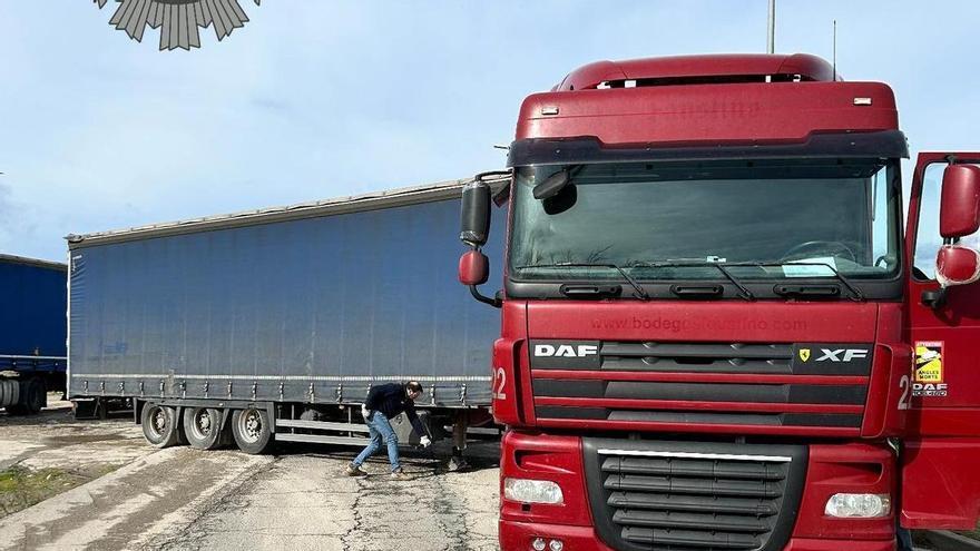 Un camión queda cruzado en la N-232A a la salida de Tudela