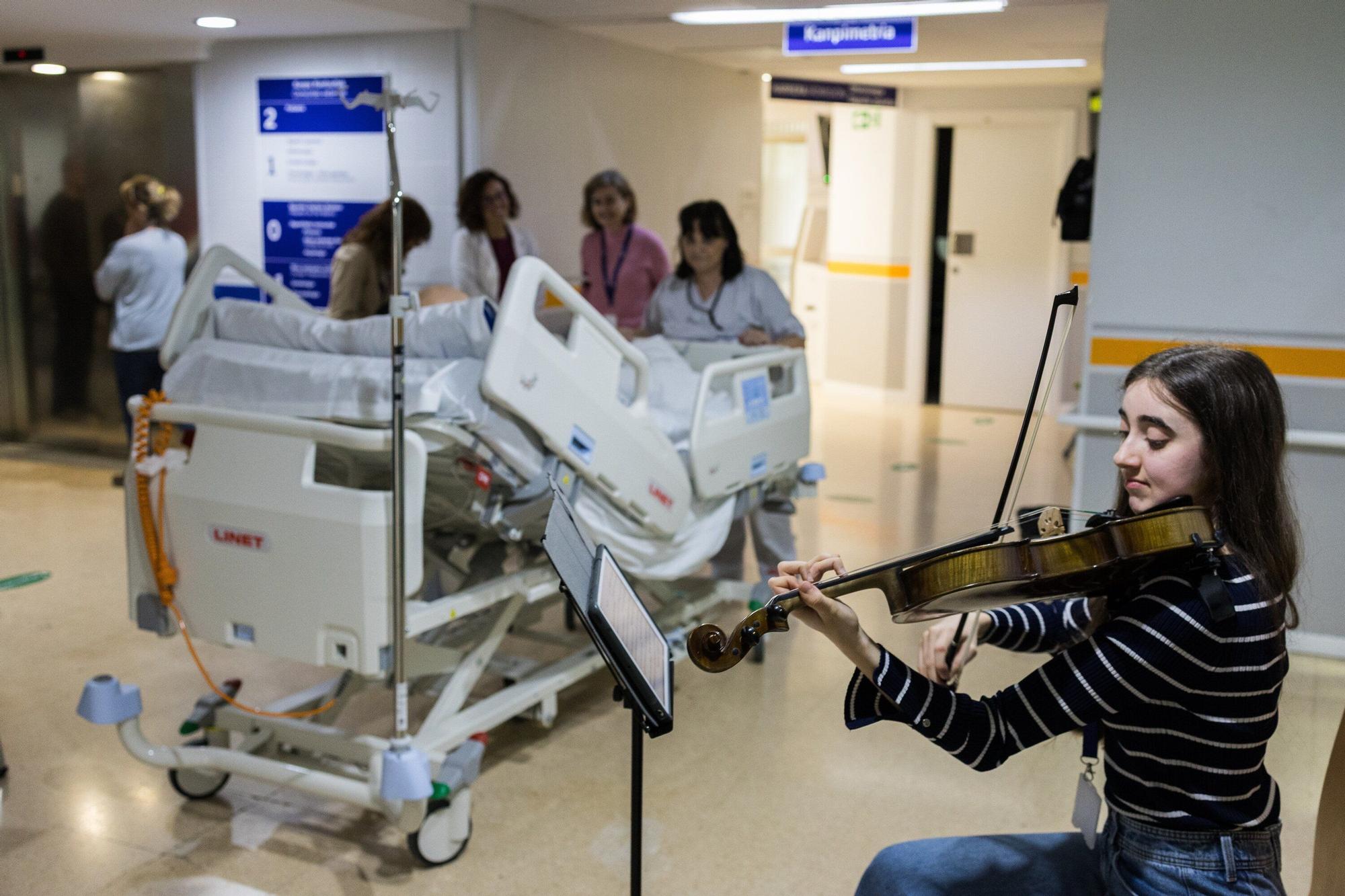 La rutina se rompe en los pasillos del hospital con la magia de la música de Irati