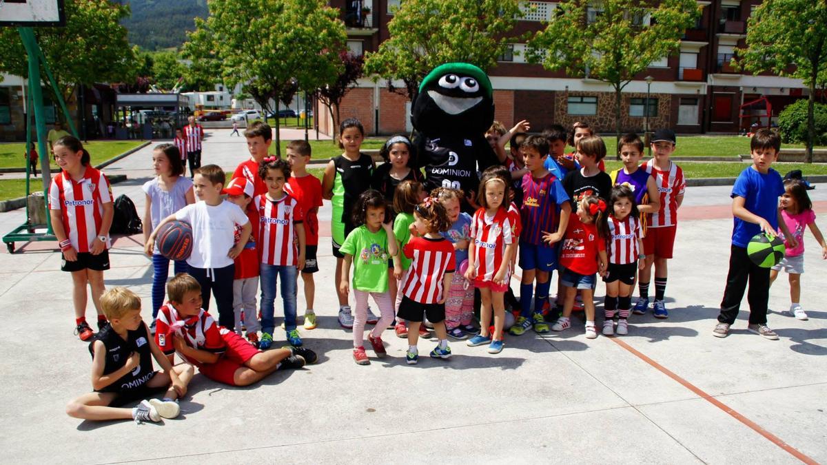 Los más pequeños del club, durante una jornada festiva.