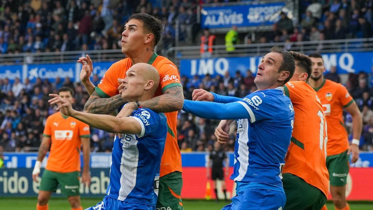 Guridi y Kike luchan un balón con Barrenechea en el último Alavés-Valencia.