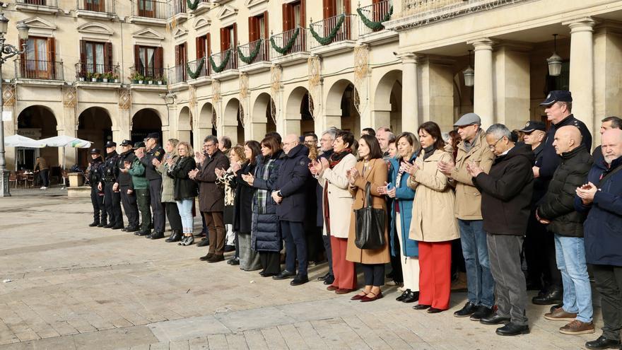Vitoria guarda silencio por las víctimas del accidente ferroviario de Córdoba