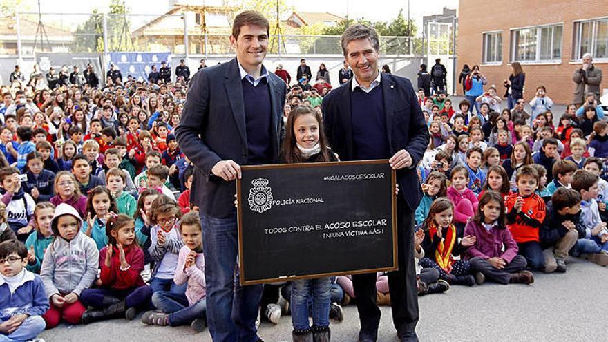 El portero del Real Madrid Iker Casillas (i) junto al director de la Policía Ignacio Cosidó.