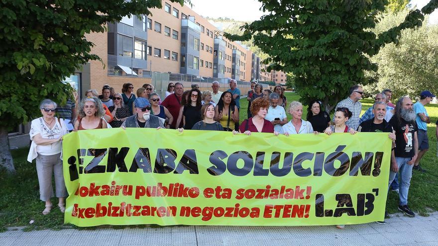 Vecinos protestan contra la descalificación de 190 viviendas en Ezkaba: “Me quedaría literalmente en la calle”