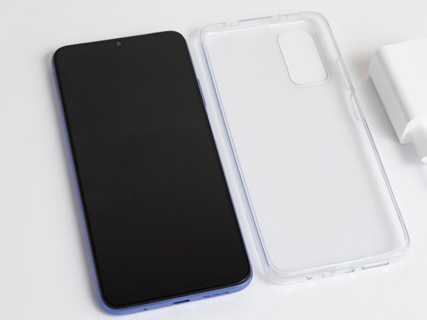 Móvil con su funda