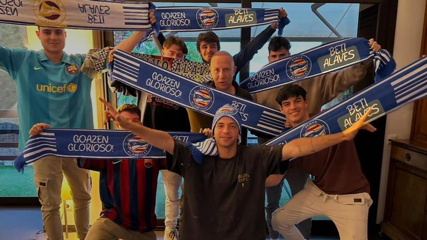 La Penya Alabèscat reunida para ver un partido.