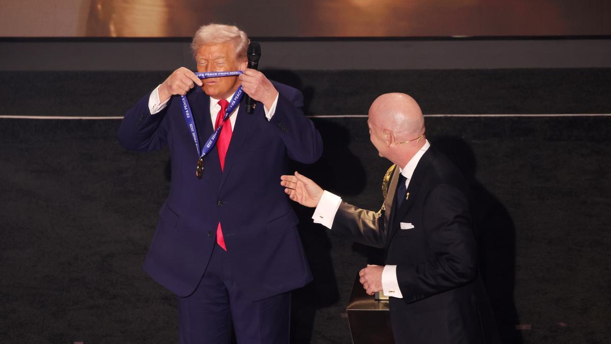Donald Trump recogiendo el &#039;FIFA de la paz&#039;