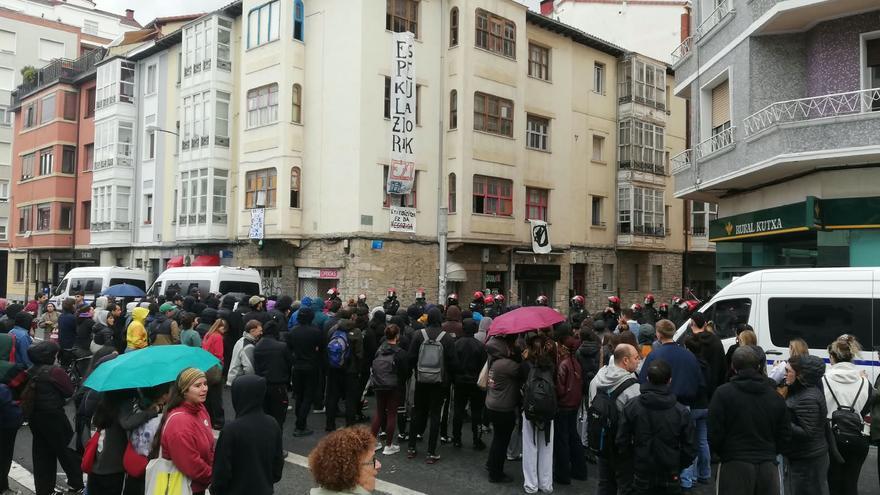Amplio despliegue policial en Vitoria por el desalojo de un piso en Judimendi