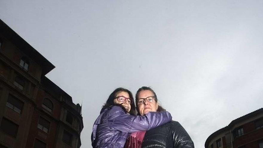 Zaira y su madre, Marisa, posan juntas días antes de que la pequeña sea operada de nuevo.