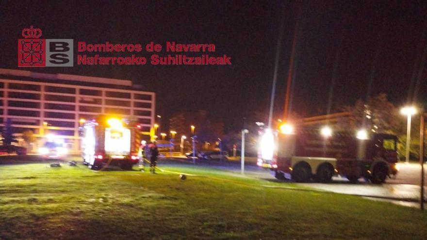 Bomberos extinguen un incendio en una casa deshabitada junto a la cafetería de la UPNA