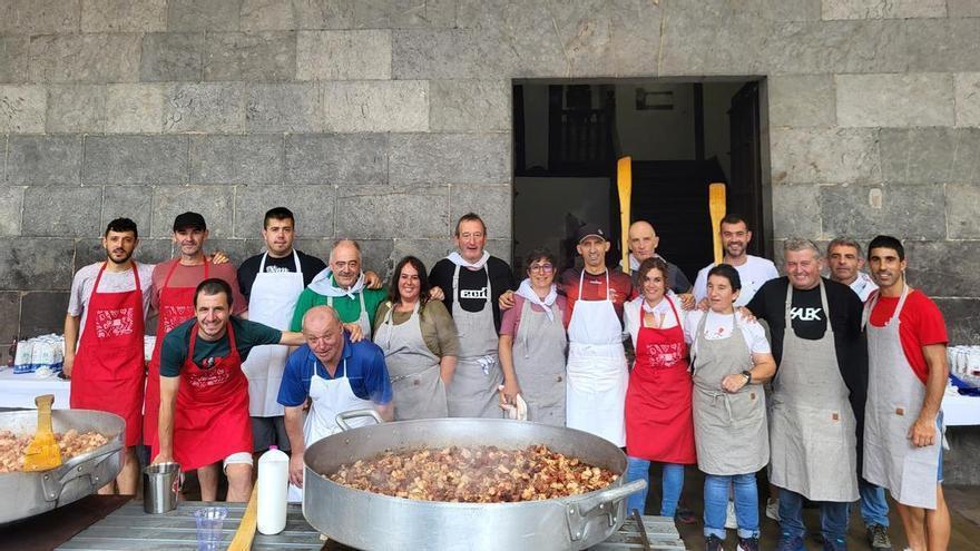Las cuadrillas de Azkoitia se citan en torno a la mesa el 18 de agosto, en las fiestas de Andra Mari