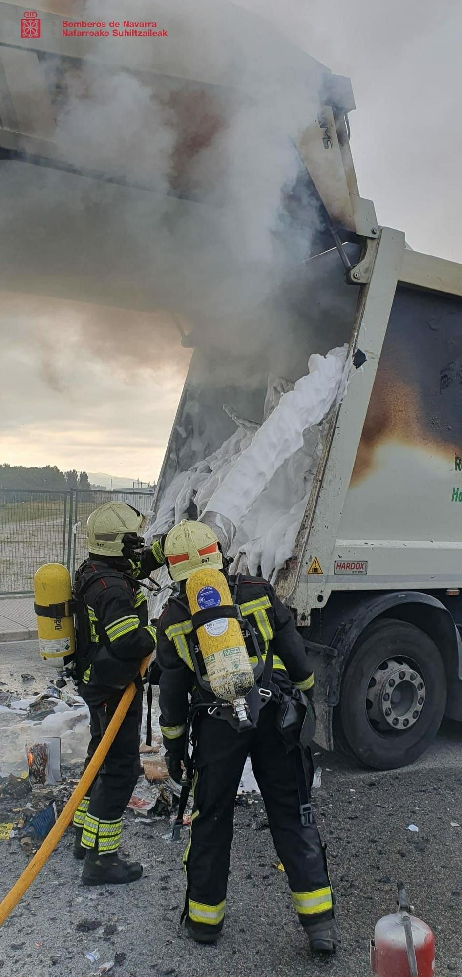 Arde un camión de la basura junto al polideportivo de la UPNA