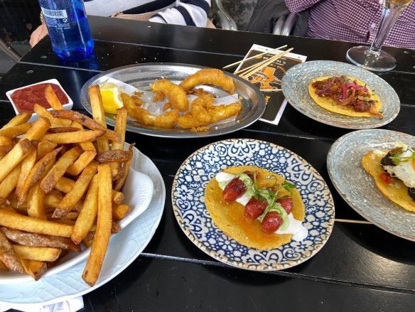 Especialidades de la casa, como los montaditos, los talos y las tortillas.