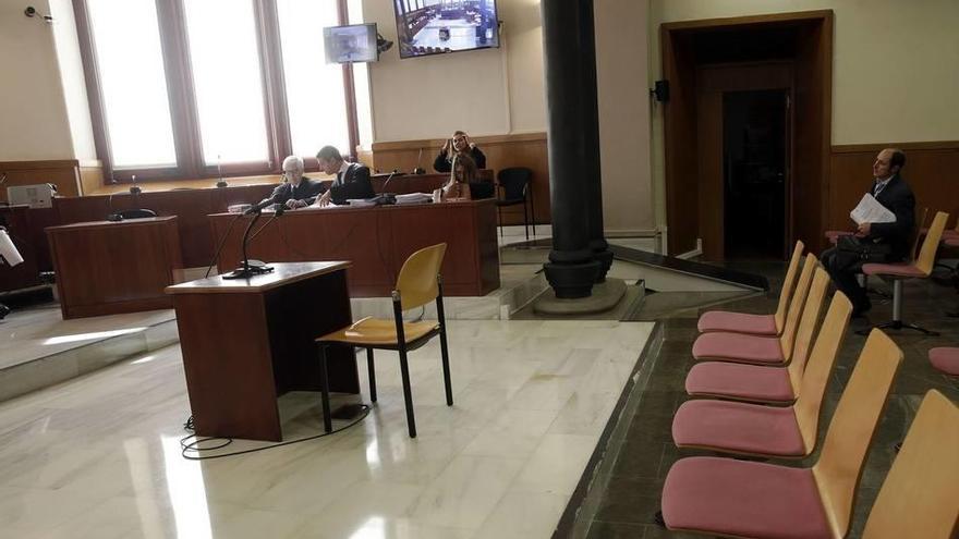 Vista del banco de los acusados vacío en la sala de la Audiencia de Barcelona durante la primera sesión del juicio al jugador del FC Barcelona Lionel Messi y a su padre, Jorge Horacio Messi.