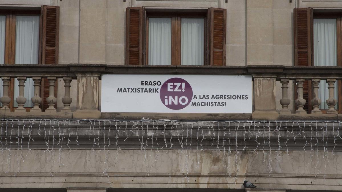 Pancarta en el Ayuntamiento contra las agresiones machistas