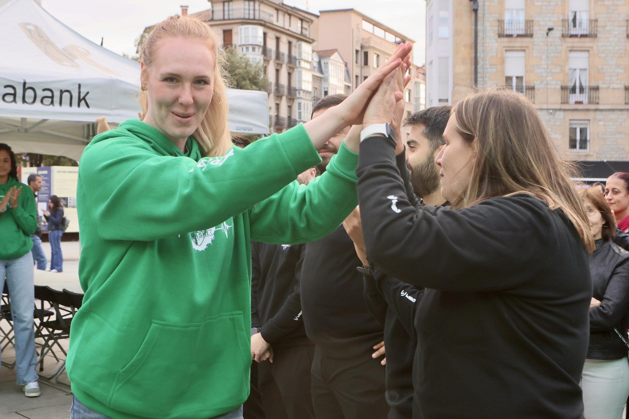 En imágenes: El Araski presenta su plantilla en la plaza de la Virgen Blanca
