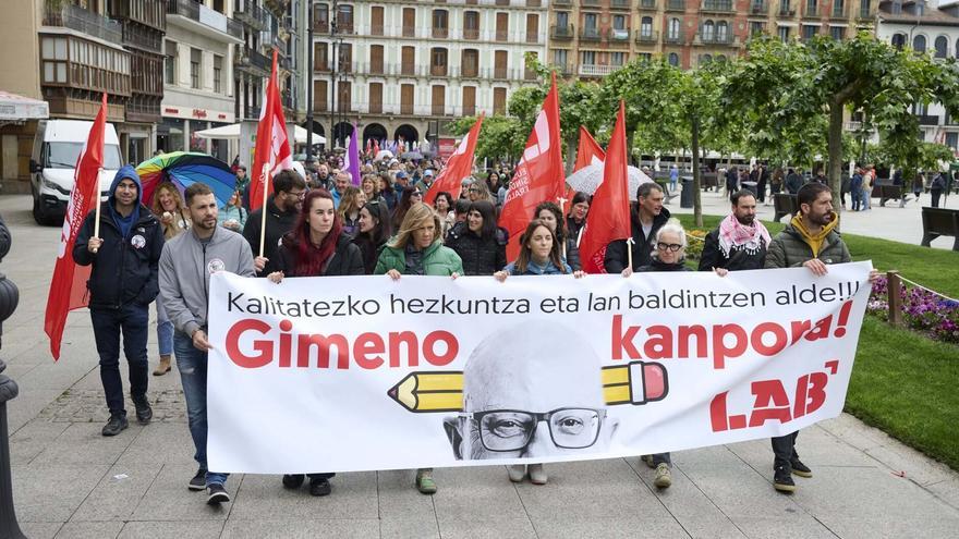 LAB entrega cerca de 2.000 firmas para exigir el cese del consejero Gimeno
