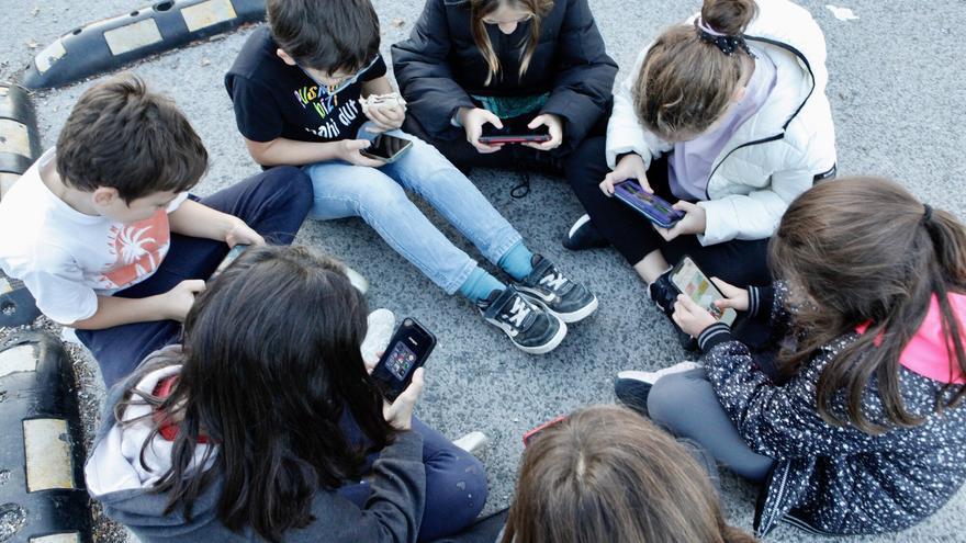 Recomiendan retrasar más de los 12 años la entrega del primer móvil por su impacto en la salud infantil