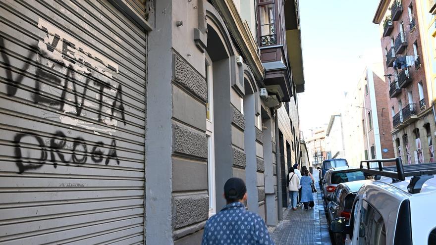 Ofrece una recompensa de 400 euros a quien descubra quién le tira botellas de cristal en Bilbao