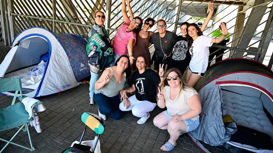 "Que no haya nadie entre él y nosotras": 25 fans de Alejandro Sanz acampan desde el jueves para el concierto del domingo en el BEC