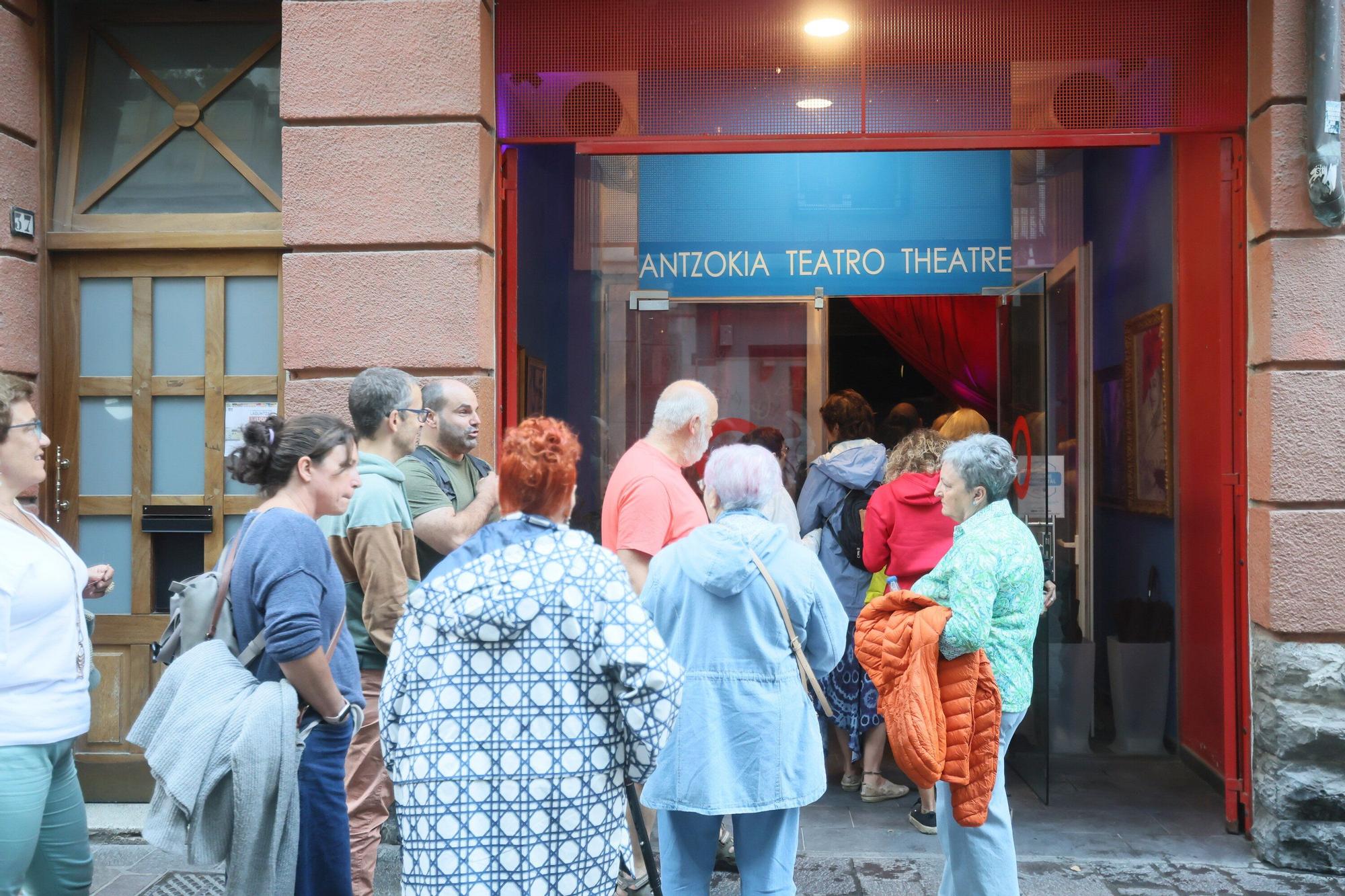 En imágenes: Ortzai representa cada día ‘Modisto Exclusivo para Señoras’