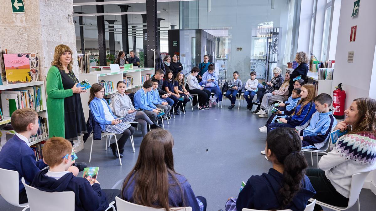 La vicepresidenta Ollo, junto a los alumnos y alumnas participantes.
