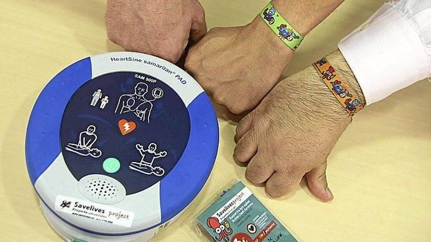Un desfibrilador de 1,5 kilos para las salidas del CD Navarra
