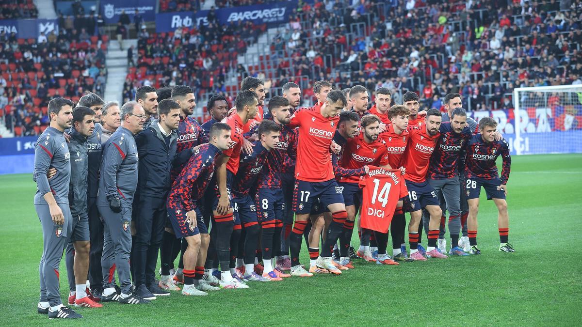 Jugadores de Osasuna posan con la camiseta de Rubén García.