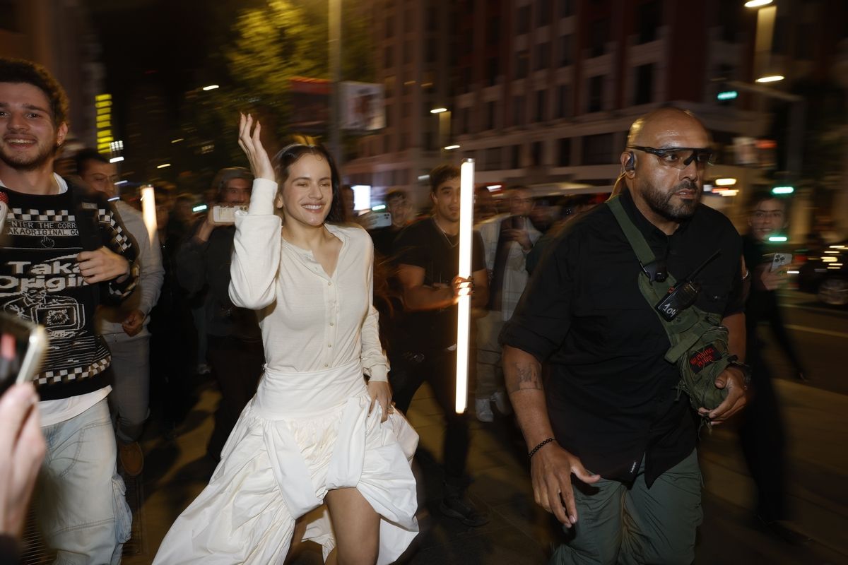 Rosalía presenta su disco en las pantallas de Callao y desaparece entre miles de fans